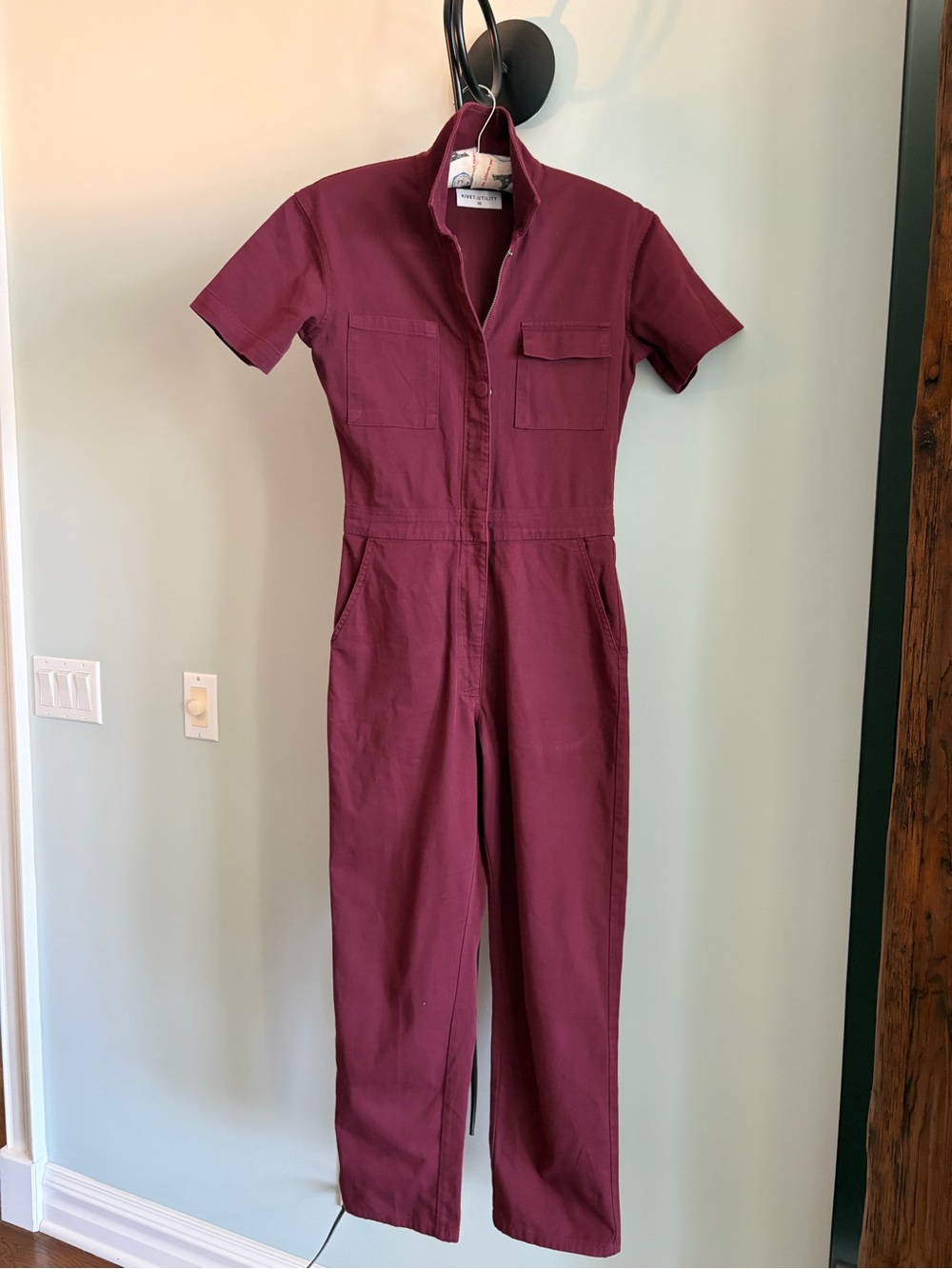 RIVET UTILITY
WORKER BURGUNDY STRETCH JUMPSUITu